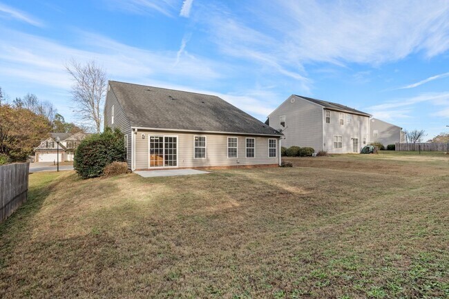 Building Photo - Spacious 4 BR, 2.5 BA, Master BR on Main, Conveniently Located Between Greenville and Spartanburg