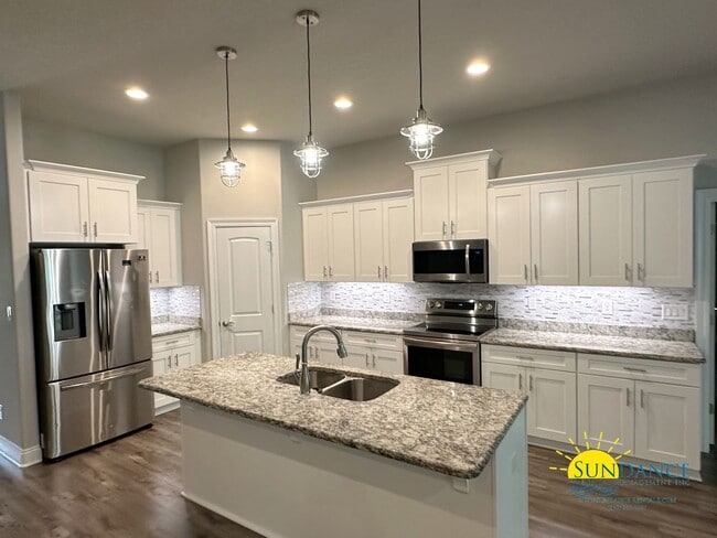 Building Photo - 5 Bedroom like new BEAUTIFUL Navarre home, call today!