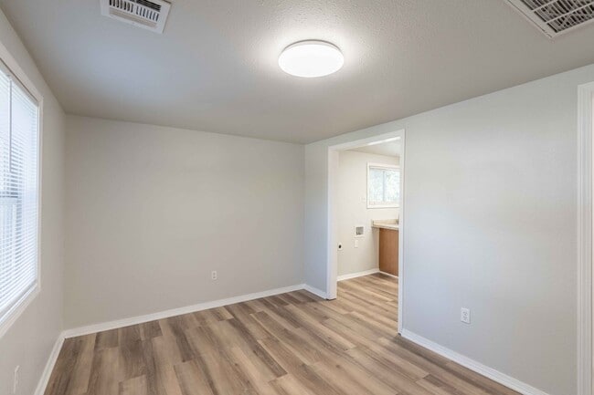 Building Photo - 1 Bed | 1 Bath | $975