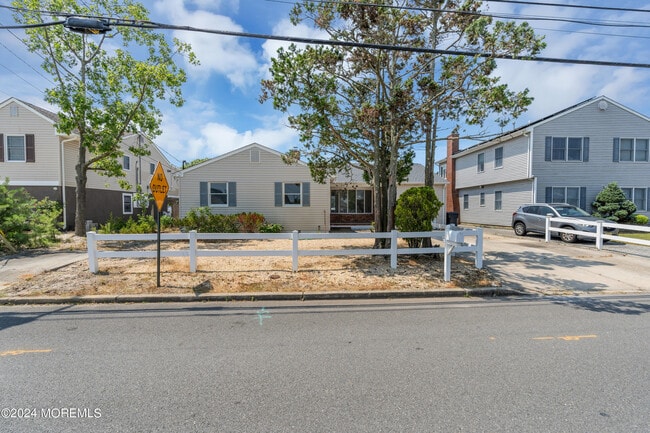 Building Photo - 205 S Shore Dr