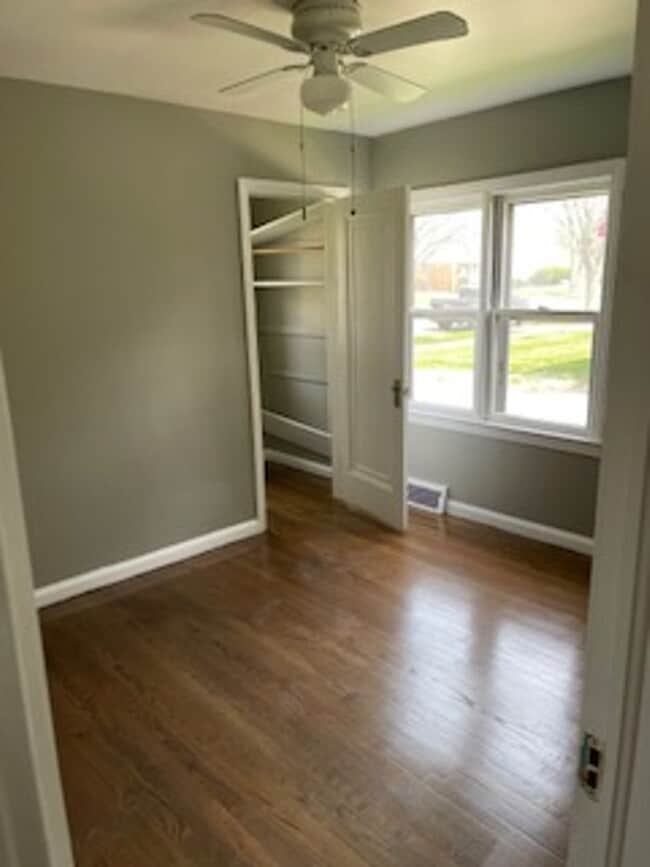 Building Photo - 3 bed 1 bath bungelow in Harper Woods with attached garage and basement