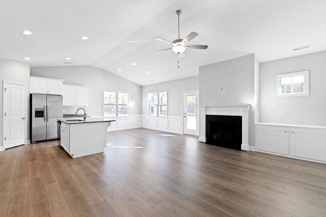 Building Photo - Bright & Spacious 3BR Home w/ 3-Car Garage...