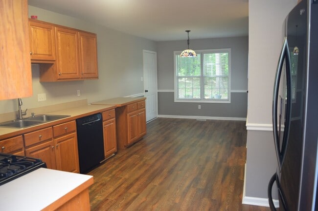 Building Photo - Spacious and Cozy 3-Bedroom Home in a Great Location