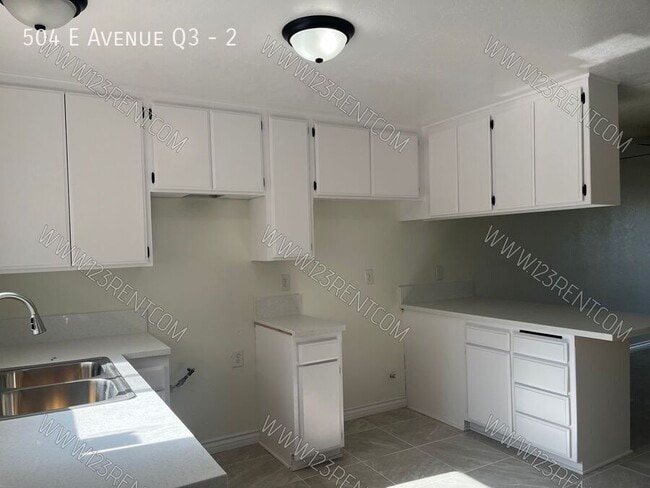 Building Photo - 504 E Ave Q3