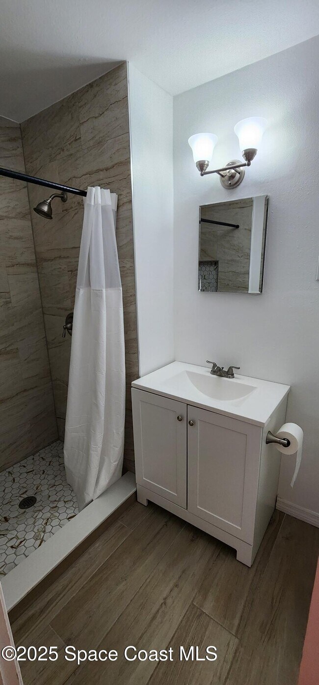 Building Photo - 833 Cronin Ave