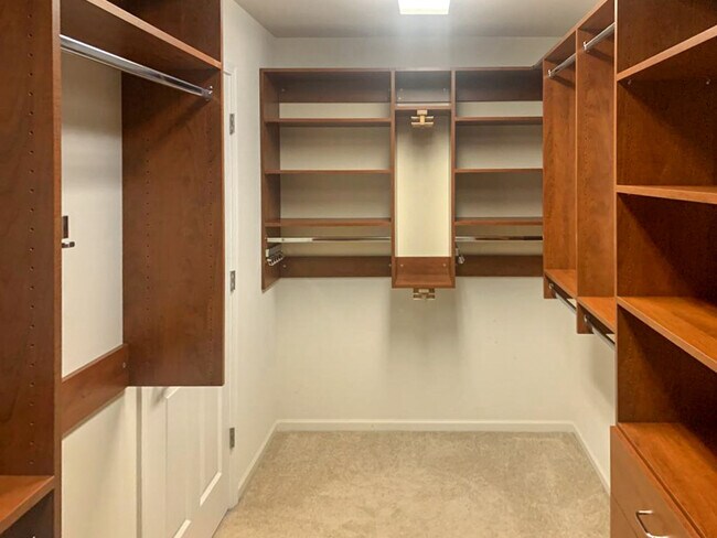 Building Photo - 942 Blue Ridge Dr