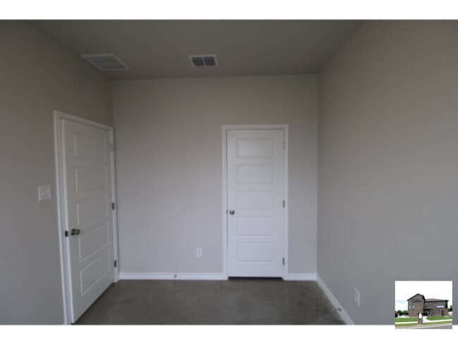 Building Photo - 640 Pacific Crest Trl