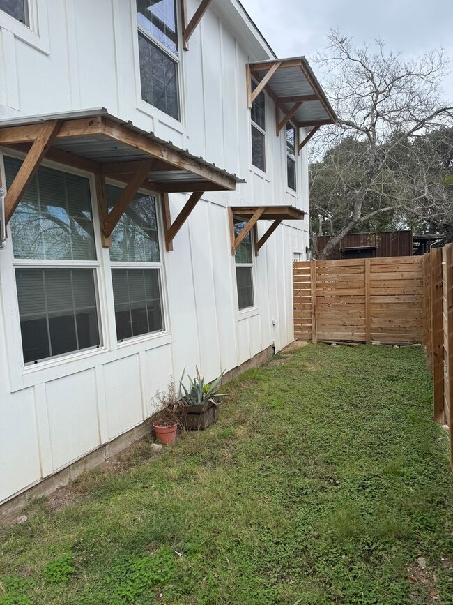 Building Photo - Cute 1/1 Apartment Near Downtown Bryan!