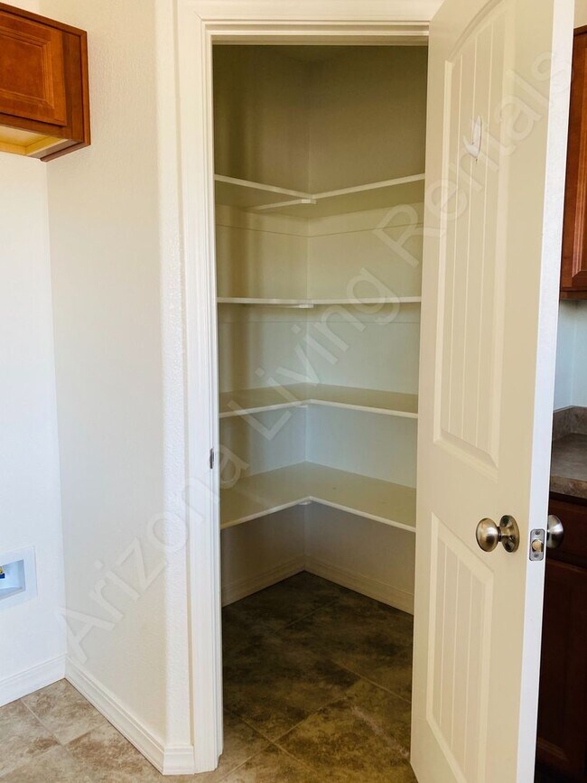 Building Photo - BEAUTIFUL 3 BEDROOM 2 CAR GARAGE HOME