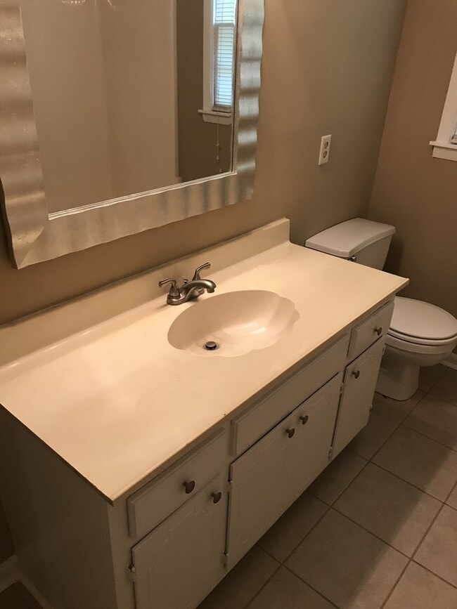 Building Photo - 3 bed 2 bath home for rent