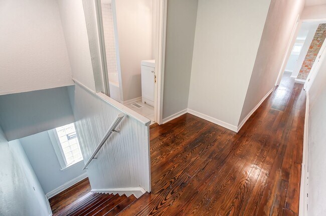 Building Photo - Spacious Four Bedroom in Cincinnati!