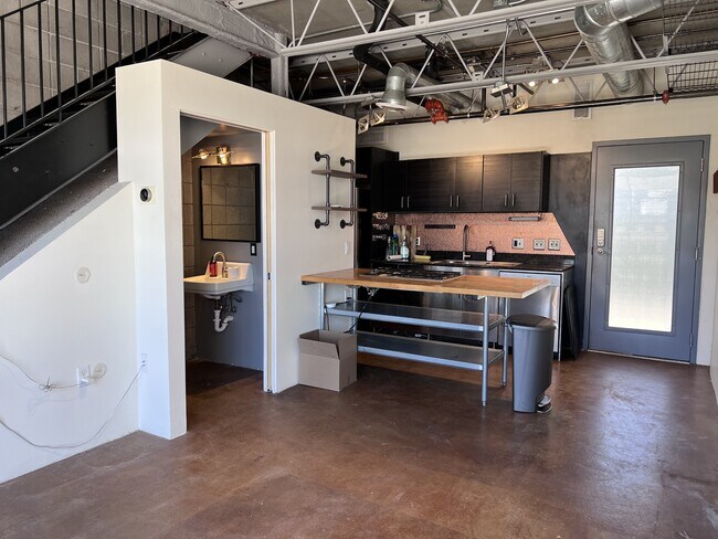 Building Photo - 360 W 300 S