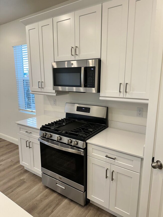 Building Photo - 3 Bedroom Home in Desert Color with Lagoon Access! End Unit!