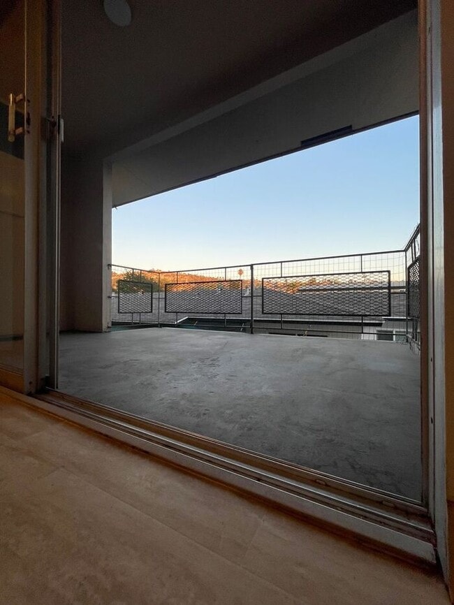 Building Photo - 1 Month Free !SPACIOUS 2BR/1BA Unit with p...