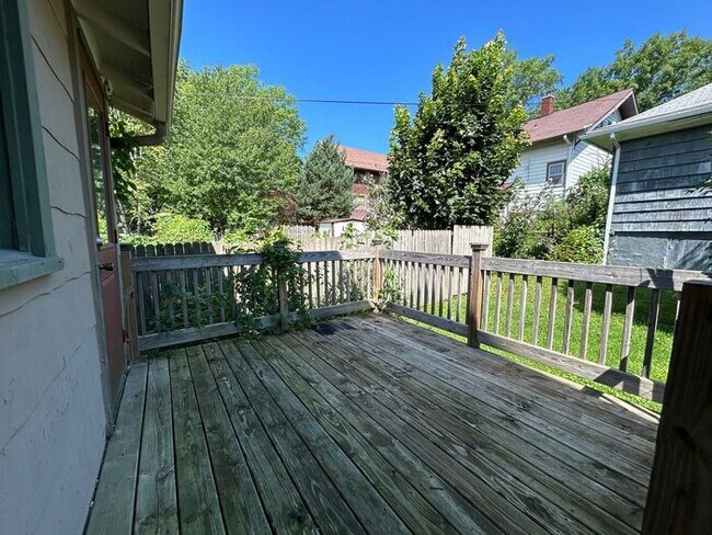 Building Photo - $1,800 | 3 Bedroom, 2 Bathroom Multi Floor...