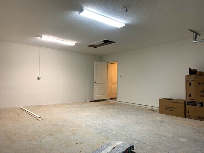 Building Photo - 3 bedroom, 2 bath, 2 car garage home on a ...