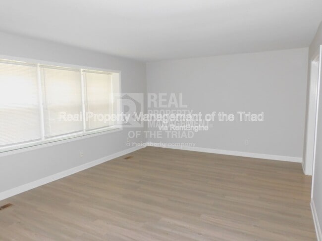Building Photo - 284 Longmeadow Dr