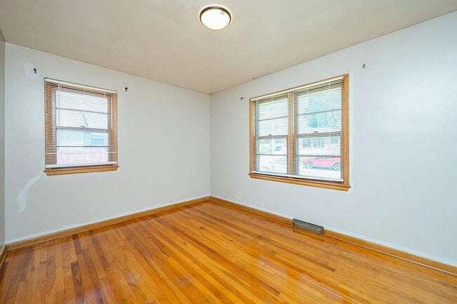 Building Photo - Gorgeous hardwood floors!