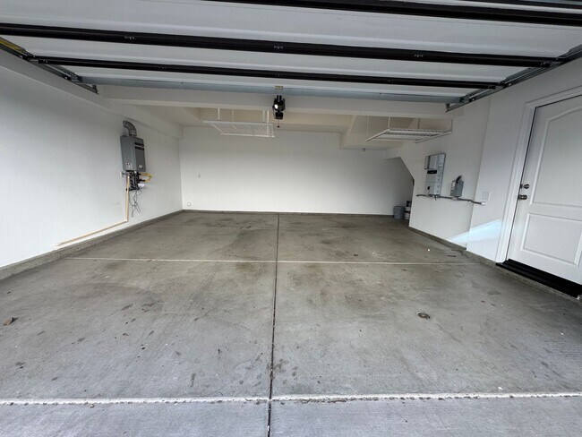 Building Photo - Newer Built Townhome with Solar in Gated Community! Pet-Friendly!