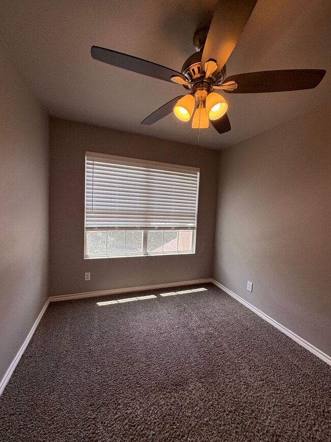 Building Photo - Newly Renovated Town-home