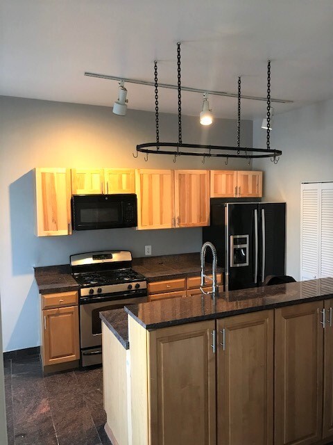 Kitchen Island - Granite - 5717 Howe St