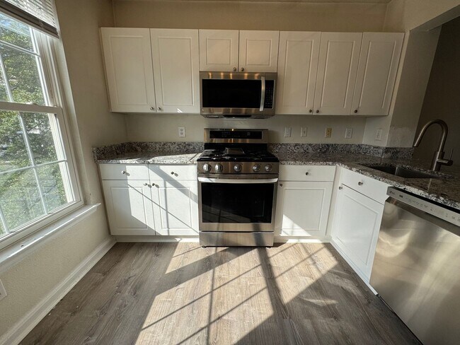 Building Photo - Spacious 3 Bed 3 Bath Condo With Balcony I...