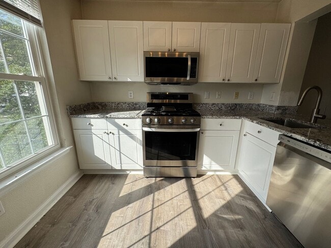 Building Photo - Spacious 3 Bed 3 Bath Condo With Balcony In Gates Of Fair Lakes