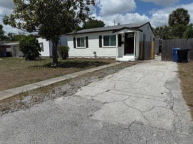 Building Photo - Charming Centrally Located Home | Wood Floors + Fenced Yard