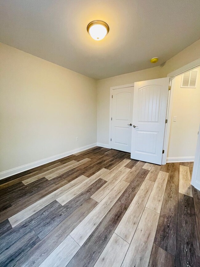 Building Photo - *BRAND NEW!* Townhouse for Rent in Crescen...