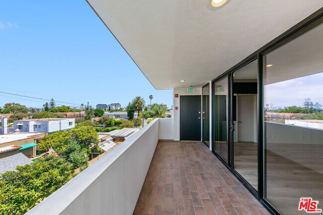 Building Photo - 214 N Crescent Dr
