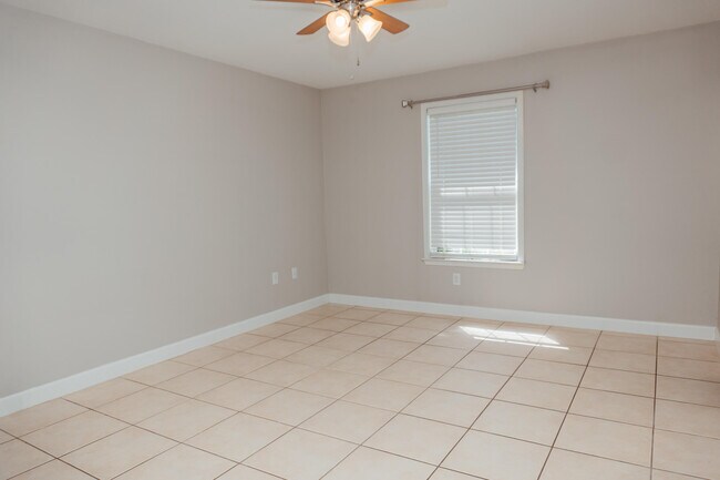 Building Photo - 309 Green Oak Dr