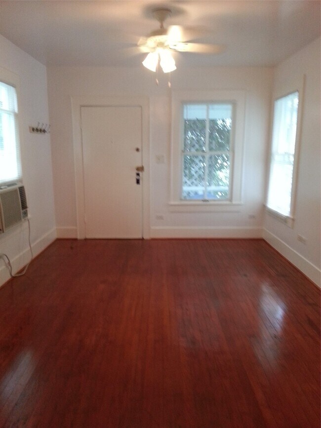 Building Photo - 2924 1/2 Bernardo De Galvez Ave