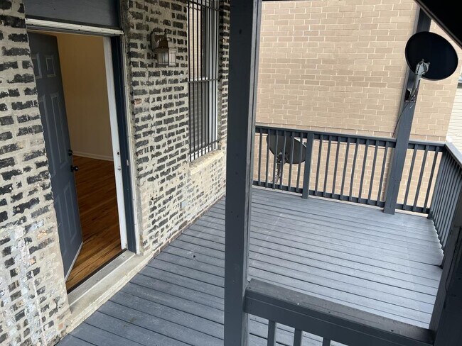Building Photo - 3 bedroom in Chicago IL 60622
