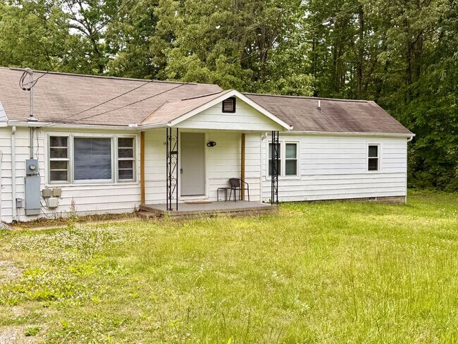 Building Photo - Knoxville 37914 - 3 bedroom, 2 bath home - Contact Tara Hayes (865) 242-8010