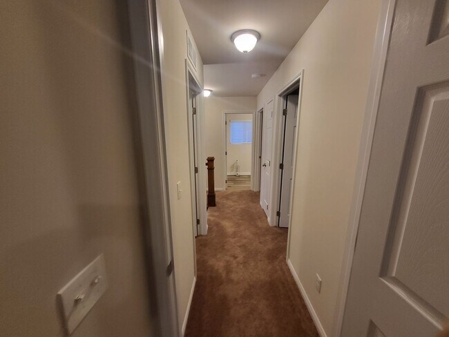 Building Photo - Spacious 4-Bedroom, 2.5-Bath Home Near Dow...
