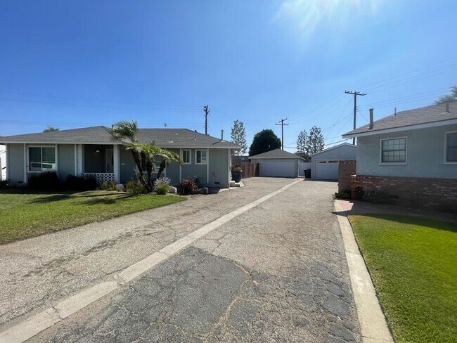 Primary Photo - BEAUTIFULLY UPDATED 3 BEDROOM 2 BATH HOME ...