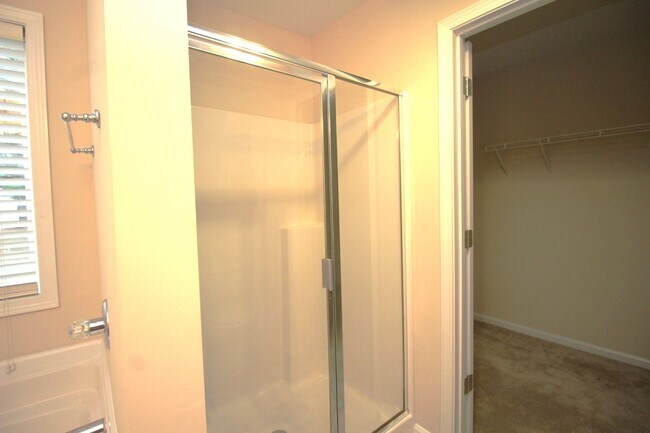 Building Photo - Walking distance to Downtown Sugar Hill!