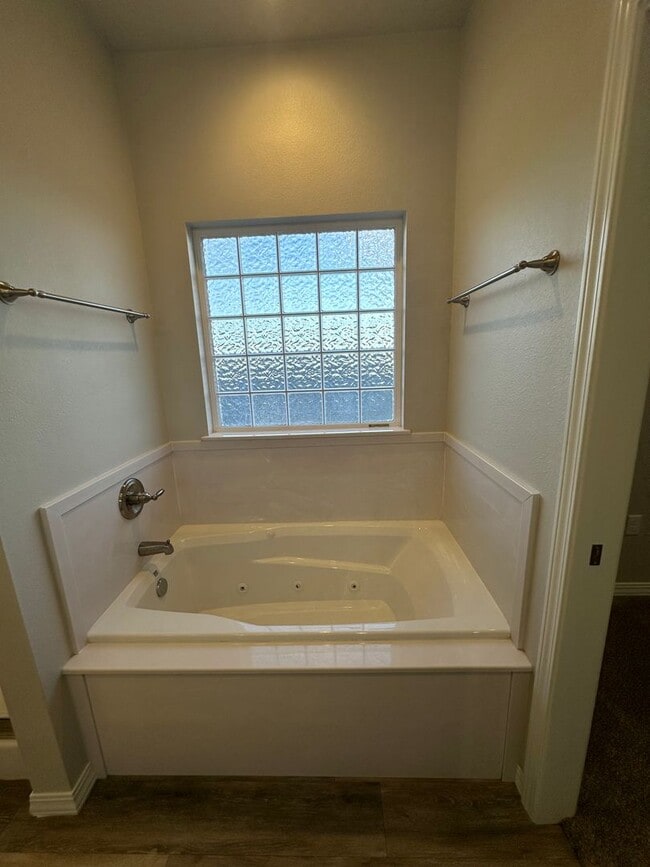 Building Photo - Stunning 3 Bed Home! Managed by Owner!