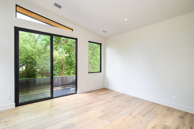 Building Photo - 5023 Lilac Ln