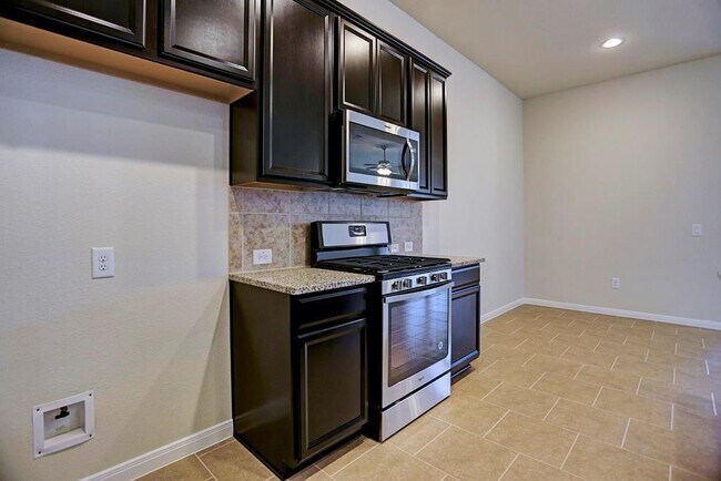 Building Photo - 24707 Royal Pike Dr