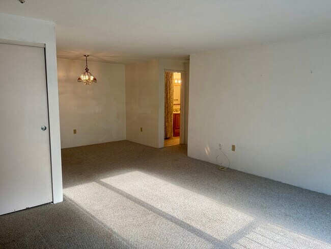 Building Photo - 9 Village Rock Ln