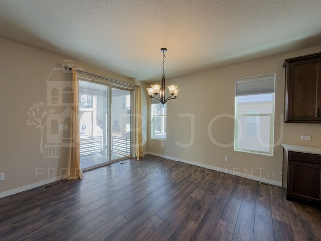 Building Photo - Spacious 4 Bedroom!!