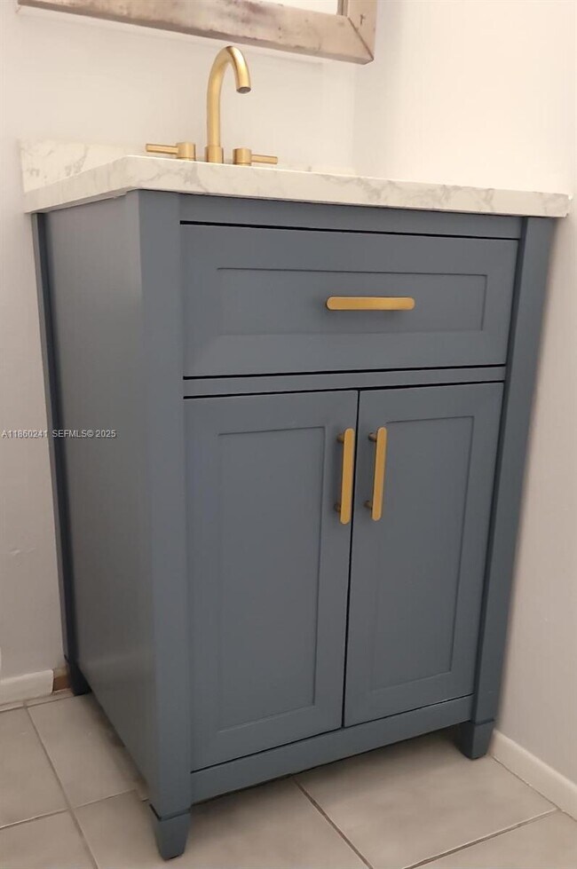 Building Photo - 120 Royal Pk Dr