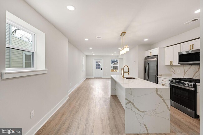 Building Photo - 113 Clifford Ave