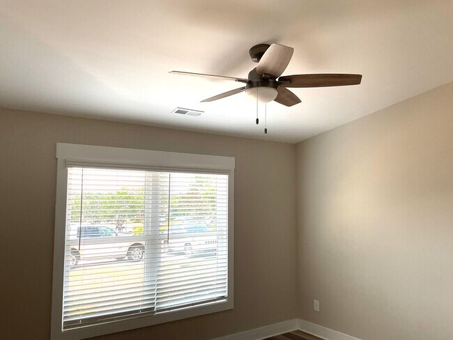 Building Photo - Court Square Town Home Duplex Apartment with Attached Garage