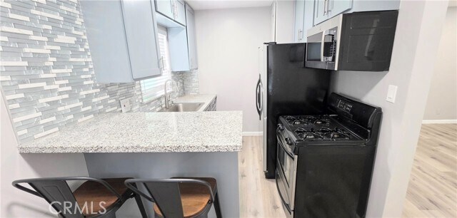 Building Photo - 10527 Western Ave