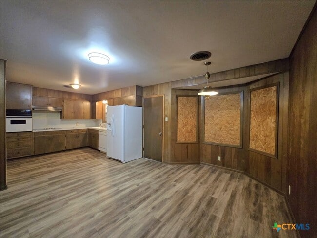 Building Photo - 1401 W Ave B