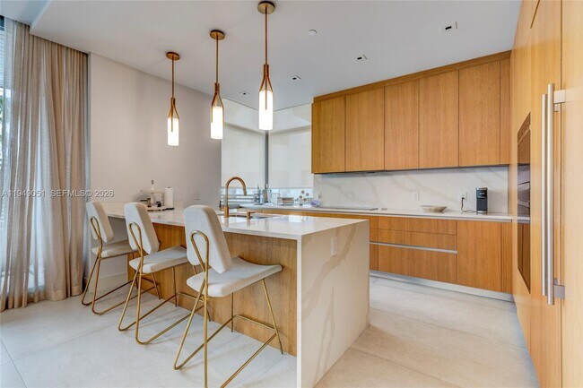 Building Photo - 515 Valencia Ave