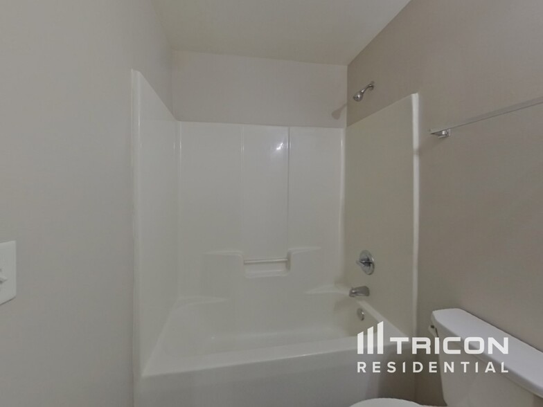 Building Photo - 1513 Crandon Dr