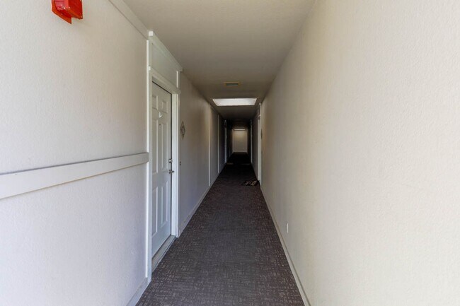 Building Photo - 1 Bed, 1 Bath In Highly Desirable Guard Gated Las Vegas Country Club